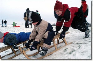 Schnee Schlitten Deich 01.jpg